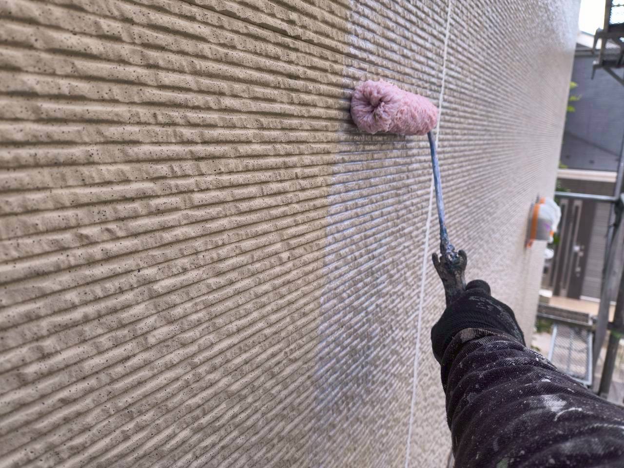 黒ずんだ外壁に下塗り塗装中